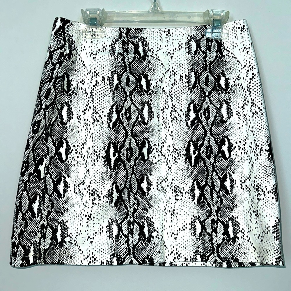She + Sky fully lined snakeskin print mini skirt. Womens size Small